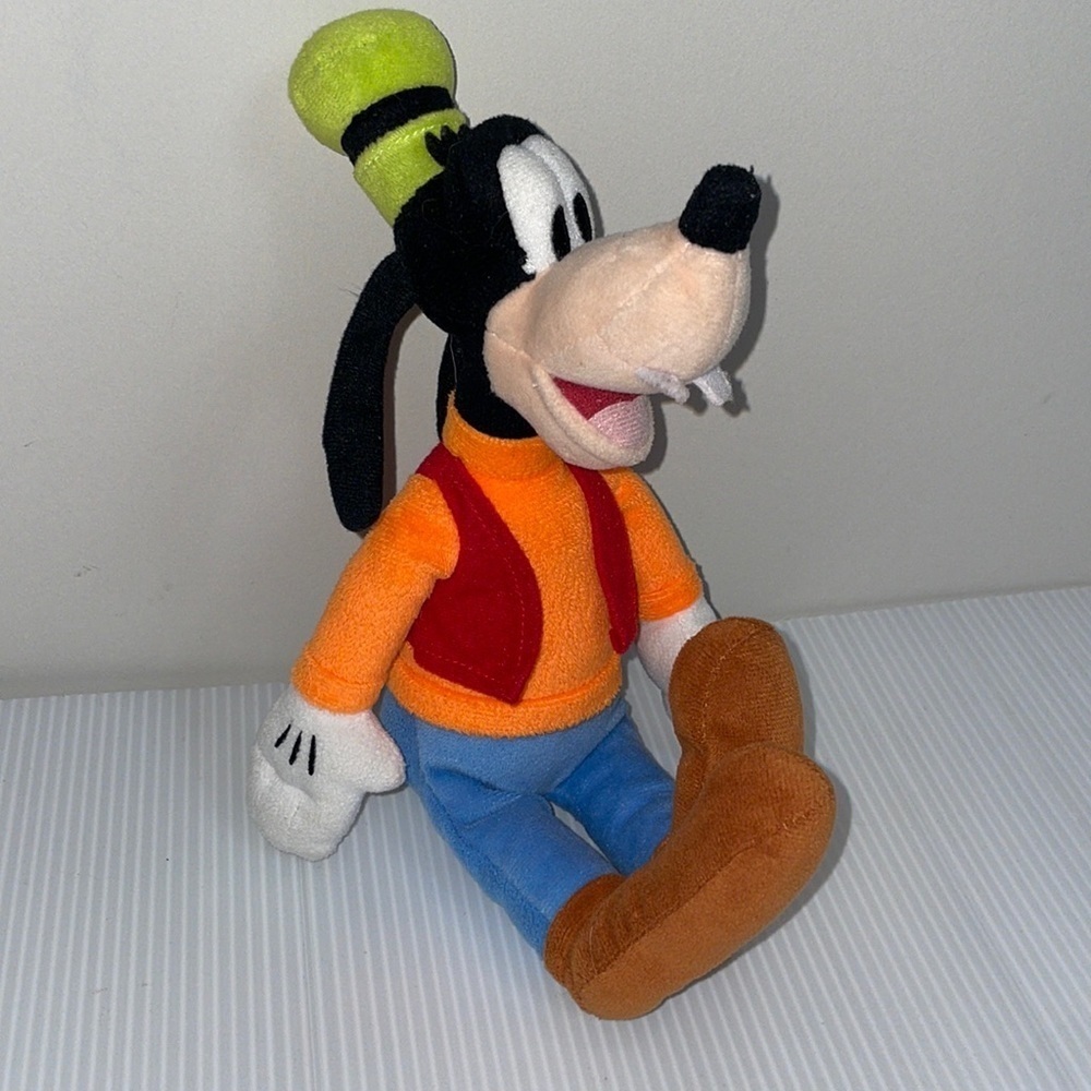 Disney 10” stuffed plush Goofy character